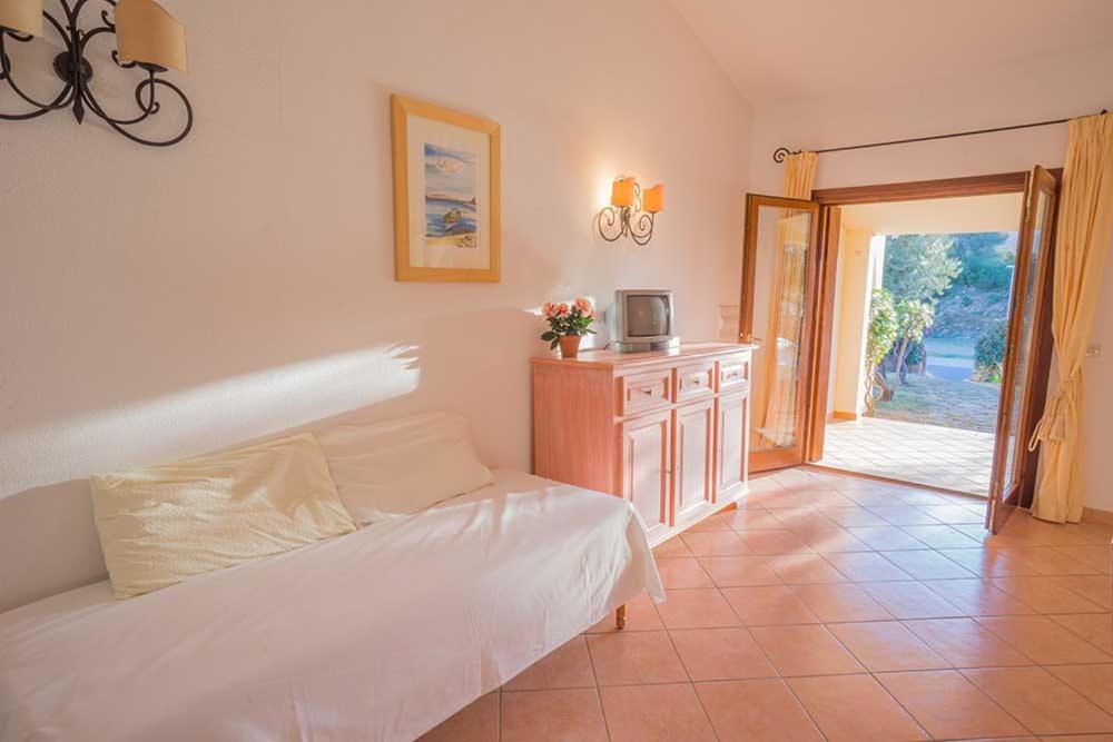 Residence Baia Sant Anna Con Piscina ตาเนาเนลลา ภายนอก รูปภาพ